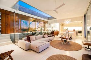 Dream house on Jose Ignacio Lagoon في خوسيه اجناسيو: غرفة معيشة بها أريكة وطاولة