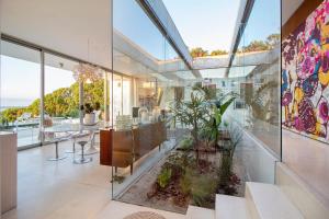 Dream house on Jose Ignacio Lagoon في خوسيه اجناسيو: غرفة ذات جدران زجاجية وطاولة بها نباتات +23 صورة