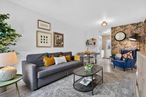 een woonkamer met een bank en een tafel bij Central Belfast Apartments, Salisbury in Belfast