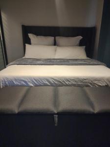 Ένα ή περισσότερα κρεβάτια σε δωμάτιο στο The pentagon luxury