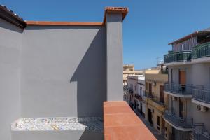 una freccia sul lato di un edificio di Marusu Apartments a Terrasini