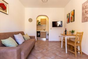 a living room with a couch and a table at Casa Teo in Monastir