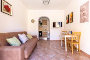 a living room with a couch and a table at Casa Teo in Monastir