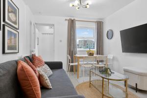 een woonkamer met een bank en een tafel bij Central Belfast Apartments, Salisbury in Belfast