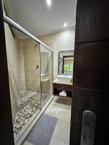 Et badeværelse på 6 Baluwatu, Zimbali Coastal Estate