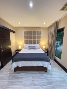 En eller flere senge i et værelse på 6 Baluwatu, Zimbali Coastal Estate + 4 billeder