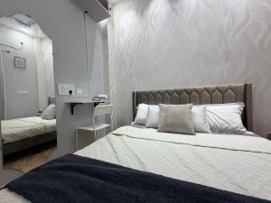 En eller flere senge i et værelse på Faaloon