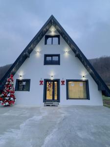 una casa con un albero di Natale davanti di Sunny Hill Cab a Bulz