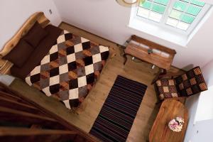 an overhead view of a living room with a couch and ties at Cazare-LaBadeaMircea in Soroca