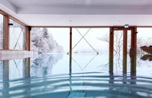 Piscina de la sau aproape de Romantik Alpenhotel Waxenstein