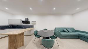 a living room with a green couch and a table at MarèA25 in Porto Cesareo