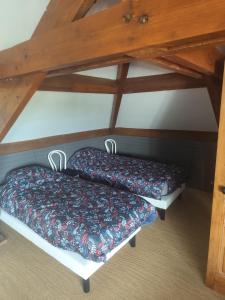 two beds in the attic of a room at Gite du bout là haut in Audincthum +16 photos