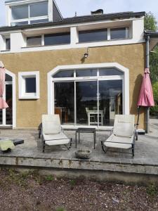 two chairs and a table on a patio at Gite du bout là haut in Audincthum