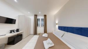 a hotel room with a bed with two white towels at MarèA25 in Porto Cesareo