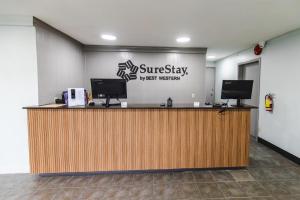 Un certificat, premiu, logo sau alt document afișat la SureStay by Best Western Smithers