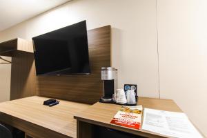 Un televizor și/sau centru de divertisment la SureStay by Best Western Smithers