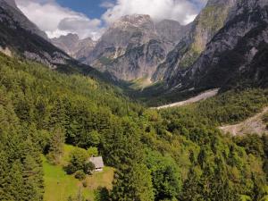 una vista aérea de un valle en las montañas en Hiška Polhec, en Bovec
