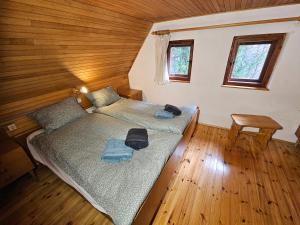 Un dormitorio con una cama en una casa de madera. en Hiška Polhec, en Bovec