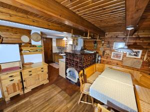 cocina con mesa y fogones en una habitación en Hiška Polhec, en Bovec