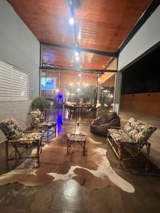 HOTEL & RANCHO Kk في Coxim: غرفة معيشة مع كنب وطاولة