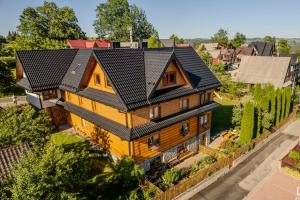 an overhead view of a house with a black roof at Anna Wilczek - Pokoje z Góralską Duszą - Bukowina Tatrzańska in Bukowina Tatrzańska