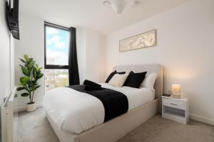 Postel nebo postele na pokoji v ubytování 2 Bedroom - Old Trafford - Balcony - Free Parking