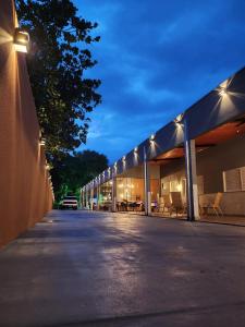 HOTEL & RANCHO Kk في Coxim: مبنى به أضواء على جانبه
