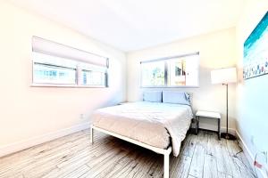 Кровать или кровати в номере 2bd 1ba Sunset 1 3Min to BeachPool +19 фотографий