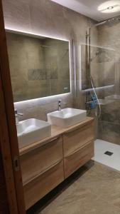 MontvalezanにあるChalet Rogerのバスルーム(洗面台2台、鏡、シャワー付) +27枚の写真