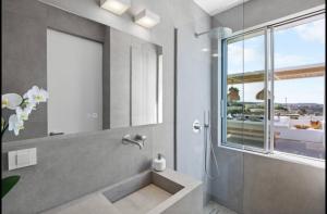 bagno con doccia, lavandino e finestra di Endless Blue a Sarakíniko Altre 32 foto