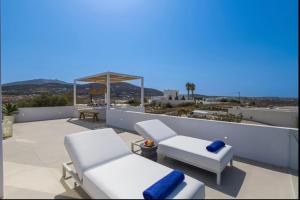 due sedie bianche e un tavolo sul tetto di Endless Blue a Sarakíniko