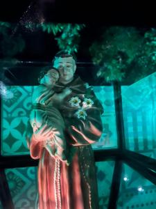 HOTEL & RANCHO Kk في Coxim: تمثال لامرأة تحمل طفل +69 صورة