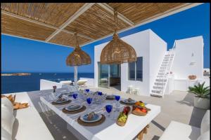 una sala da pranzo con un tavolo con del cibo sopra di Endless Blue a Sarakíniko