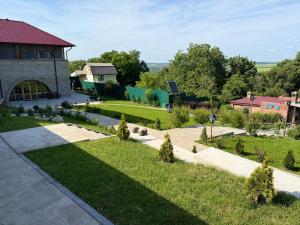 eine Draufsicht auf einen Garten mit einem Gebäude in der Unterkunft La Badea Mircea in Soroca