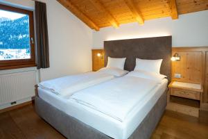 Una cama o camas en una habitación de Apartments Ansciuda