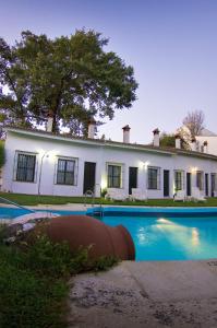 Bazén v ubytovaní Hotel Galaroza Sierra alebo v jeho blízkosti