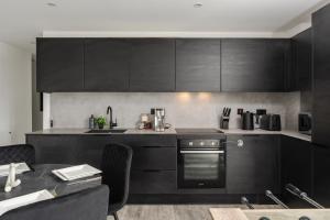 Kuchyň nebo kuchyňský kout v ubytování 2 Bedroom - Old Trafford - Balcony - Free Parking