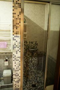 Et badeværelse på Luxury Center Apartment