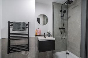 Koupelna v ubytování 2 Bedroom - Old Trafford - Balcony - Free Parking + 101 fotografií