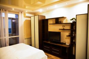 En eller flere senge i et værelse på Luxury Center Apartment