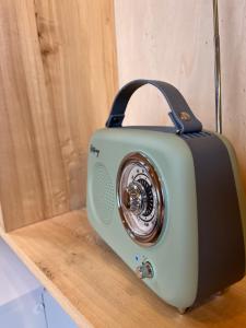 una radio sentada sobre una mesa de madera en Tiny House, en Saint-Laurent-de-Cerdans