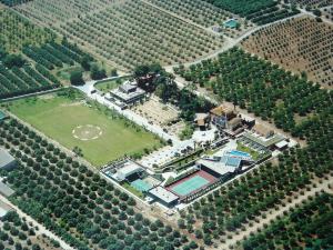 vista aerea di un palazzo con campo da tennis di Hotel Boutique Mas Passamaner a La Selva del Camp