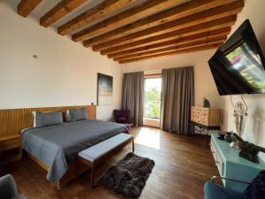 Giường trong phòng chung tại Casa Carmen Etla