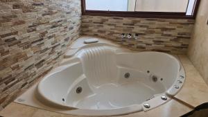 Hotel Cusco Museo في كوسكو: حوض استحمام كبير أبيض في الحمام