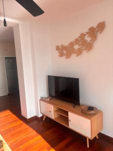 ein Wohnzimmer mit einem Flachbildfernseher an der Wand in der Unterkunft Atlantic View Apartment-El Rompido in Cartaya