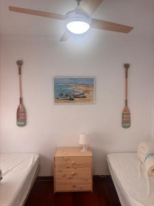 ein Schlafzimmer mit zwei Betten und einem Tisch mit Lampe in der Unterkunft Atlantic View Apartment-El Rompido in Cartaya