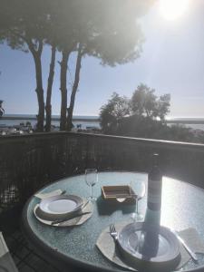 ein Tisch mit zwei Gläsern und einer Flasche Wein in der Unterkunft Atlantic View Apartment-El Rompido in Cartaya