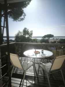 ein Tisch und Stühle auf einem Balkon mit Blick auf das Meer in der Unterkunft Atlantic View Apartment-El Rompido in Cartaya