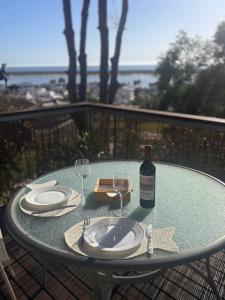 ein Tisch mit einer Flasche Wein und zwei Gläsern in der Unterkunft Atlantic View Apartment-El Rompido in Cartaya + 19 Fotos