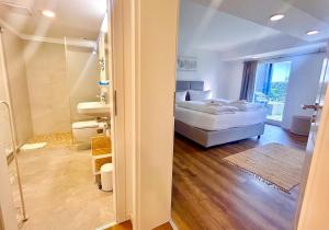 Ferienwohnung "Seeruhe" - Berge, See und Natur am Spitzingsee في شليرزيه: غرفة نوم مع سرير وحمام +12 صورة